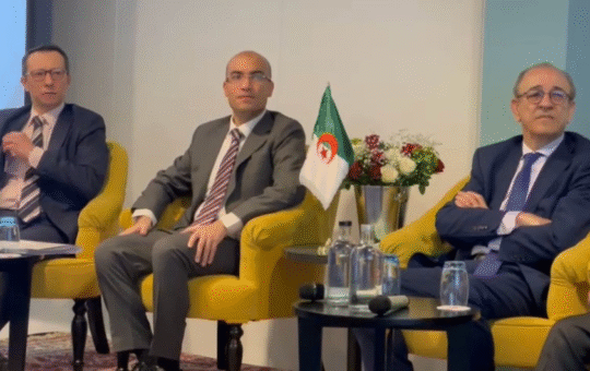 Photo à Bruxelles : de gauche à droite : le Consul général d’Algérie à Bruxelles, le Secrétaire d’état chargé de la Communauté nationale à l’étranger et l’ambassadeur d’Algérie à Bruxelles.